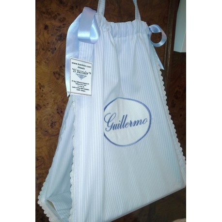 Pañalero bordado con el nombre del bebé.